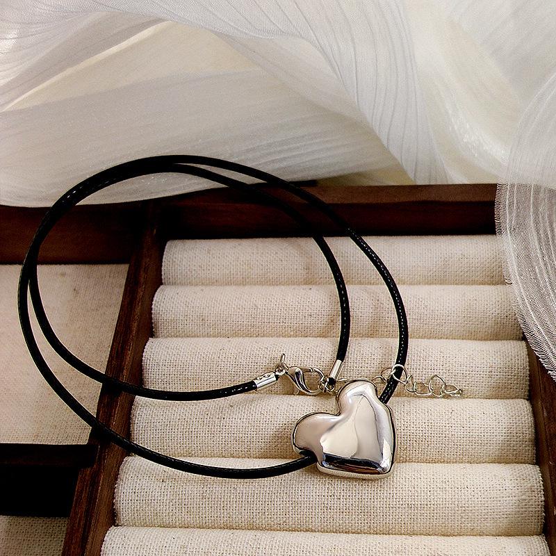 Heart Necklace: Fade-Resistant Women's Summer Jewelry, Versatile High-End Pendant, New Cross-Border Clavicle Chain.
