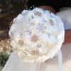 Elfenbeinfarbene Satinrosen Brautsträuße mit Strass-Perlenband für Braut Brautjungfer Quinceañera Strauß Hochzeitsdekoration