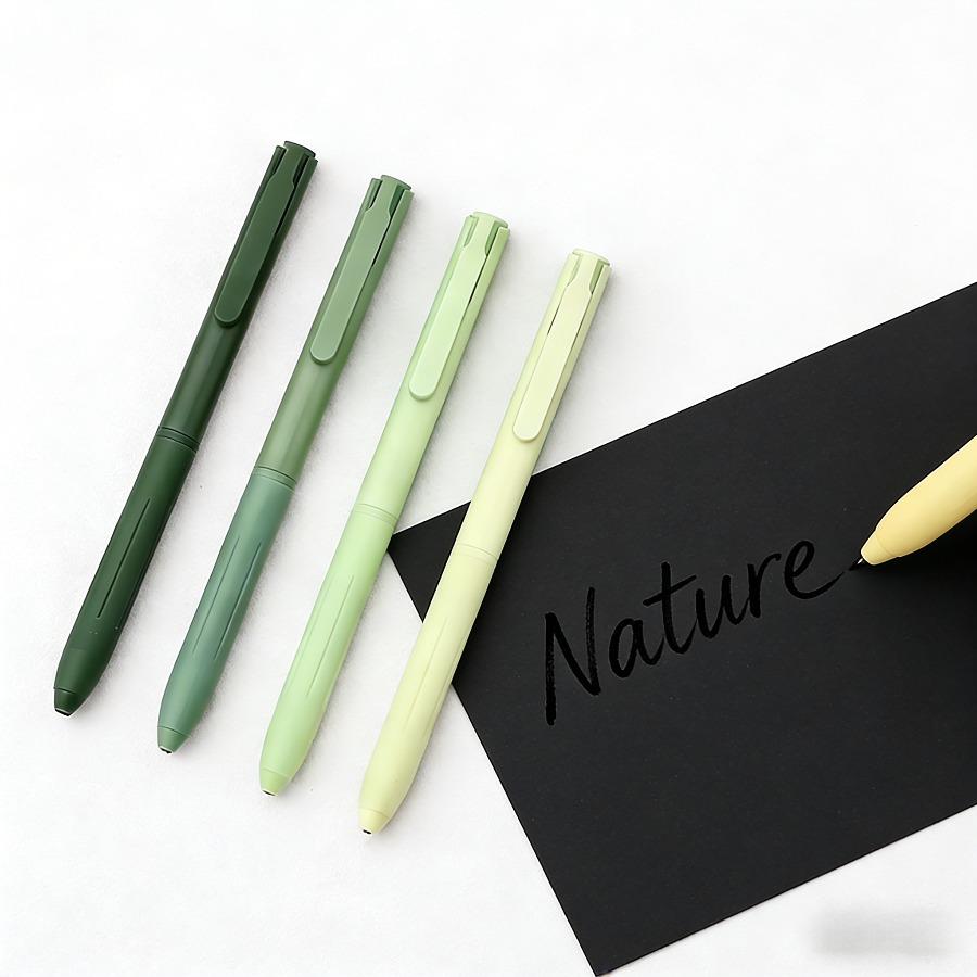Cet ensemble de stylos gel Série Matcha présente des corps vert dégradé associés à un emballage vertical transparent. Les Quatre