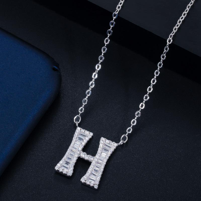 Wife'S Romantic Trip With 26 English Letters Collarbone Chain Pendant, Slightly Inlaid Zircon-Plated Platinum Necklace