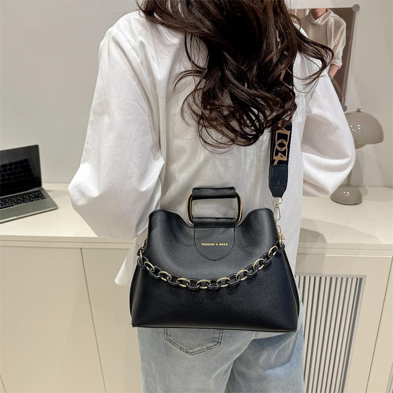 Casual Ladies Crossbody Bag Made Of Pu With Inner Phone Pocket For Everyday Use And Trendy Outfits