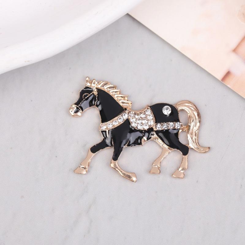 Classic Horse Brooches For Women Versatile Animal Lapel Pins Clothing Corsage Jewelry Accessories Year Gifts