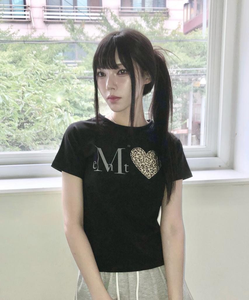 MUCENT Coron Leopard Print Heart Patch Short Sleeve T-Shirt (2 Colors)