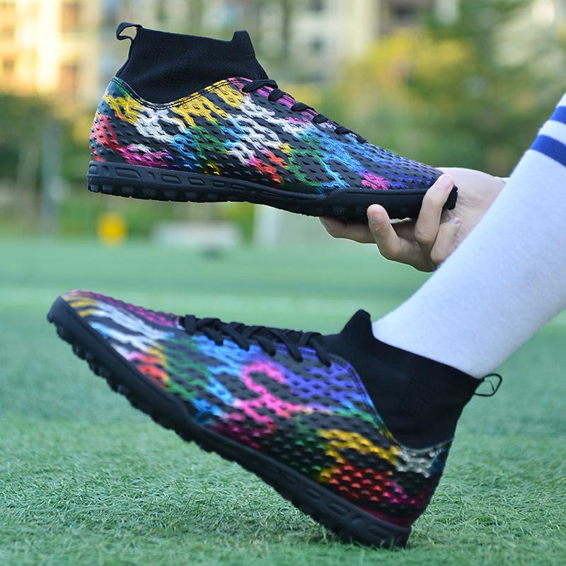 Chaussures de Football pour Homme Mode TF Antidérapantes Crampons de Football sur Gazon Chaussures d'Entraînement Baskets Confortables de Haute Qualité Chaussures de Football Montantes 35-46