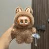 Les peluches labubu, une version chinoise tendance et innovante avec des yeux en étoile, des yeux en forme de cœur et des yeux créateurs de richesse, sont faites de tissu vinyle