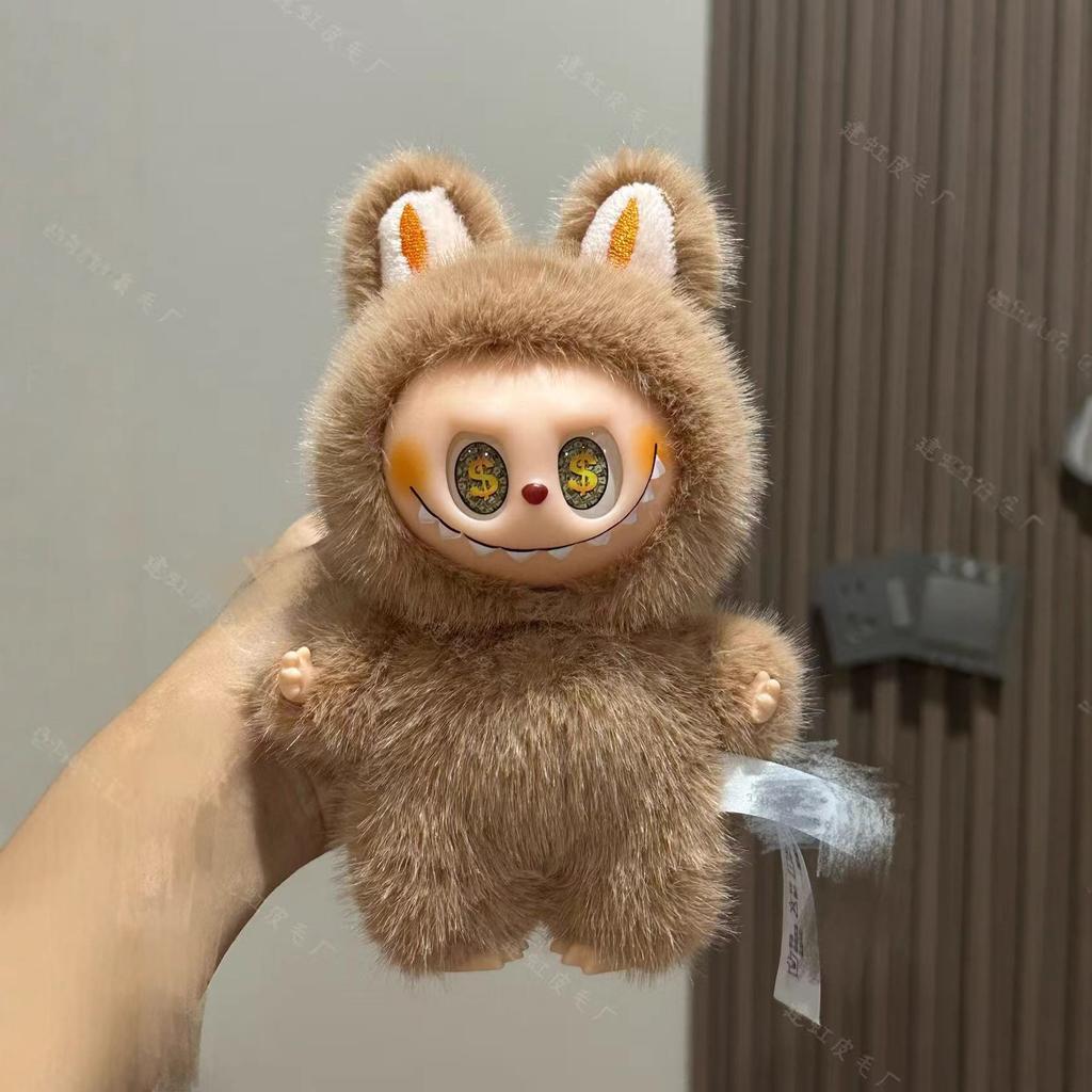 Les peluches labubu, une version chinoise tendance et innovante avec des yeux en étoile, des yeux en forme de cœur et des yeux créateurs de richesse, sont faites de tissu vinyle