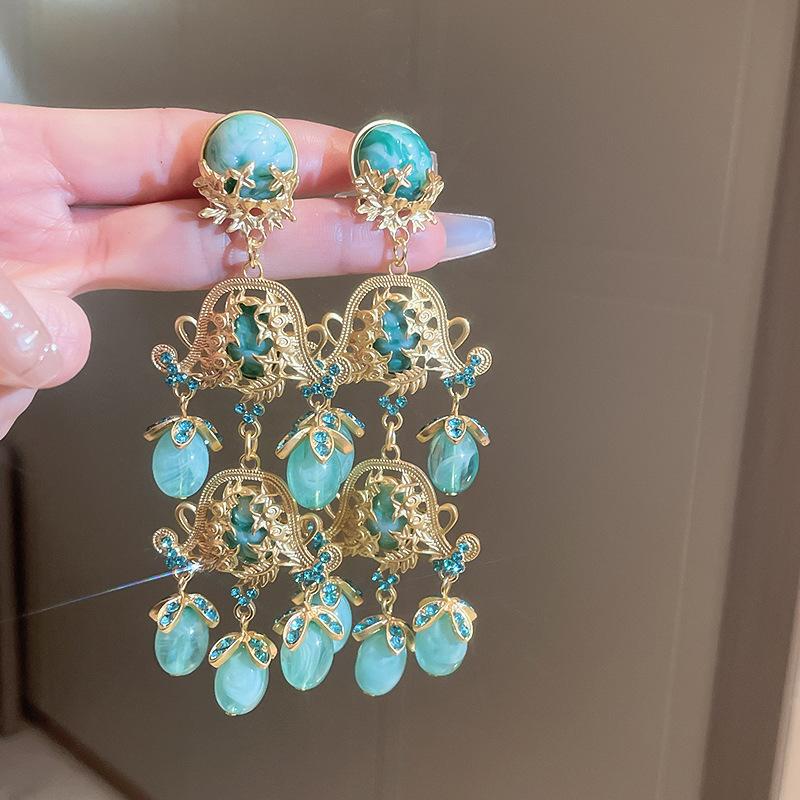 Barokstijl zirkonia oorbellen, sierlijke filigraan edelsteen oorbellen, vintage hangende edelsteen oorbellen.