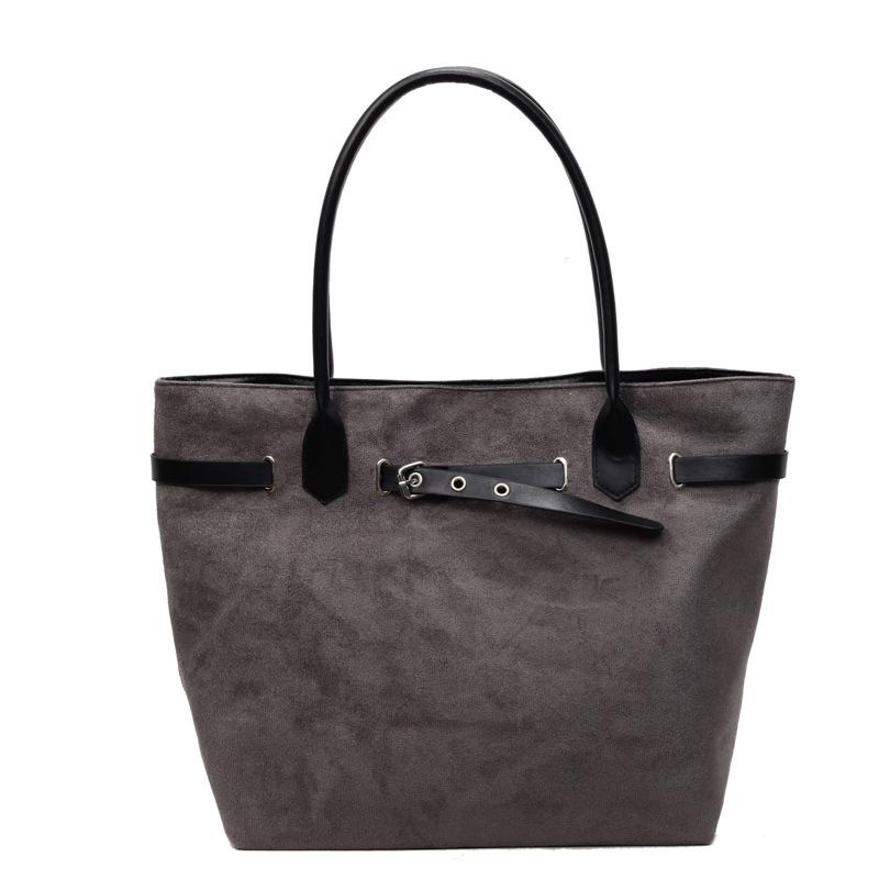 Concevoir un sac fourre-tout décontracté à bandoulière, de grande capacité, élégant et tendance, pour les trajets quotidiens