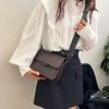 Nieuwe kleine tas dames lente nieuwe trendy ins veelzijdige brede schouderband kleine vierkante tas retro enkele schouder crossbody