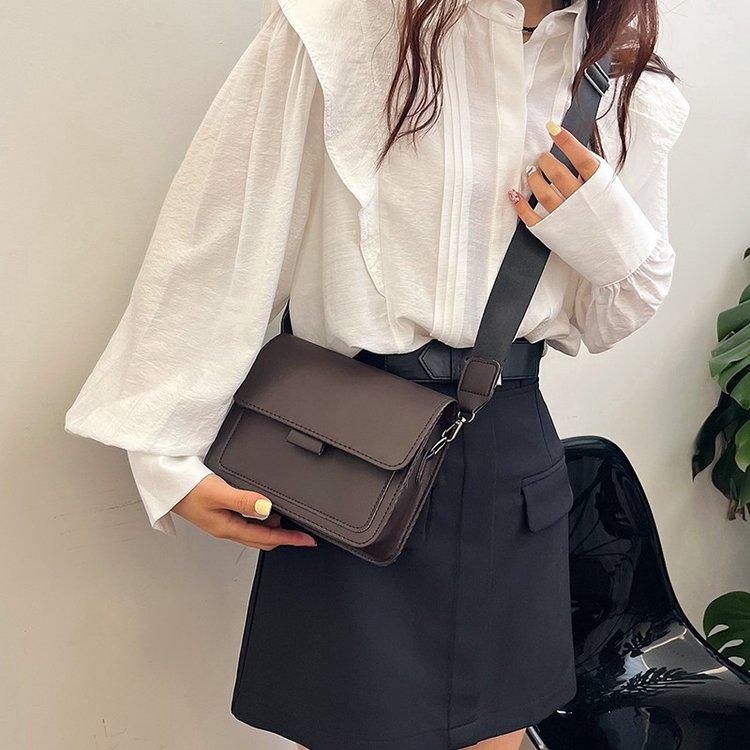 Nieuwe kleine tas dames lente nieuwe trendy ins veelzijdige brede schouderband kleine vierkante tas retro enkele schouder crossbody
