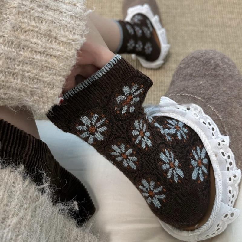 Women's Autumn and Winter Fashion New Florets Wool Heat Storage Tube Socks