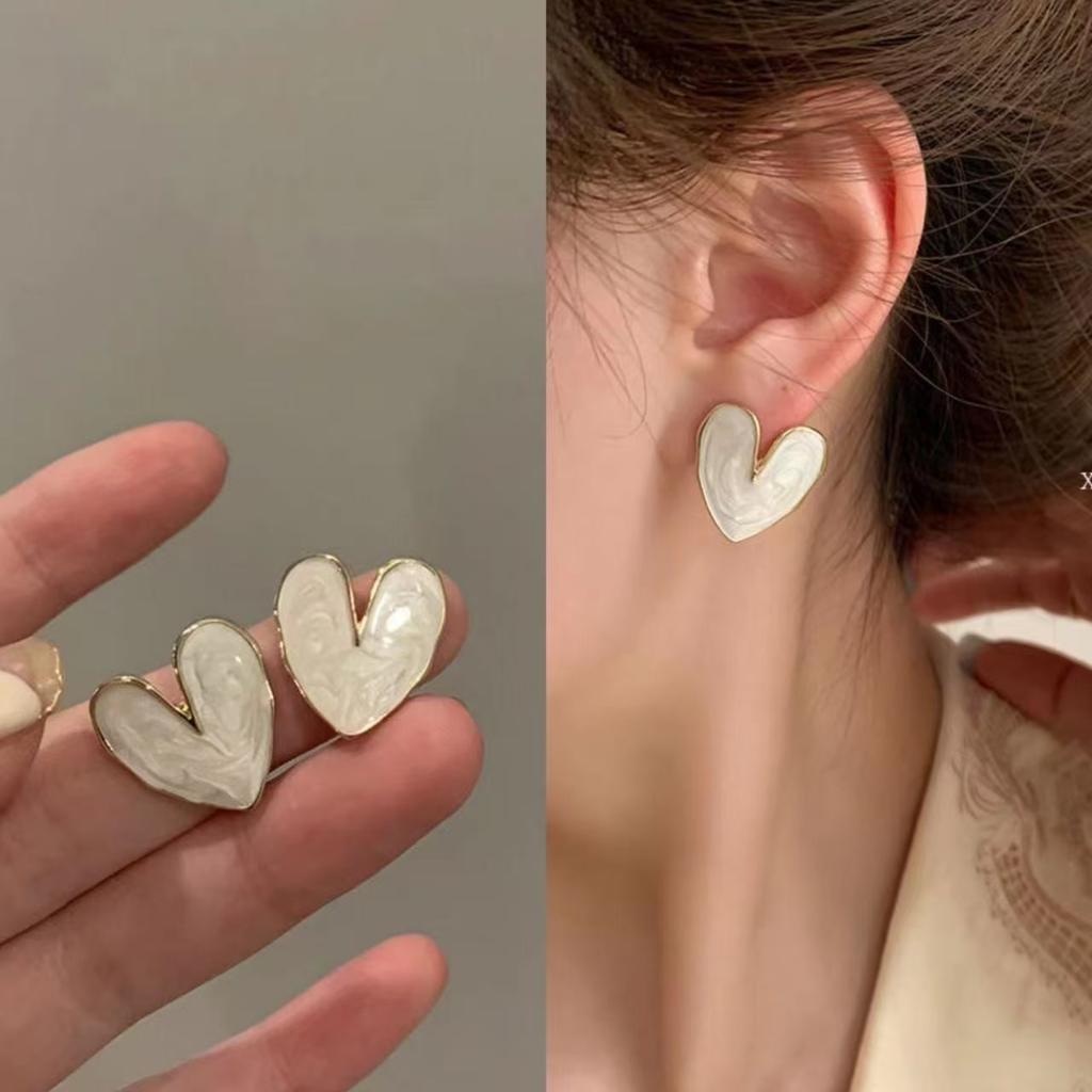 Vintage Style Women's Earrings Lightweight Alloy Material Classic Design Suitable for Various Occasions Fashion Accessories for Daily Wear