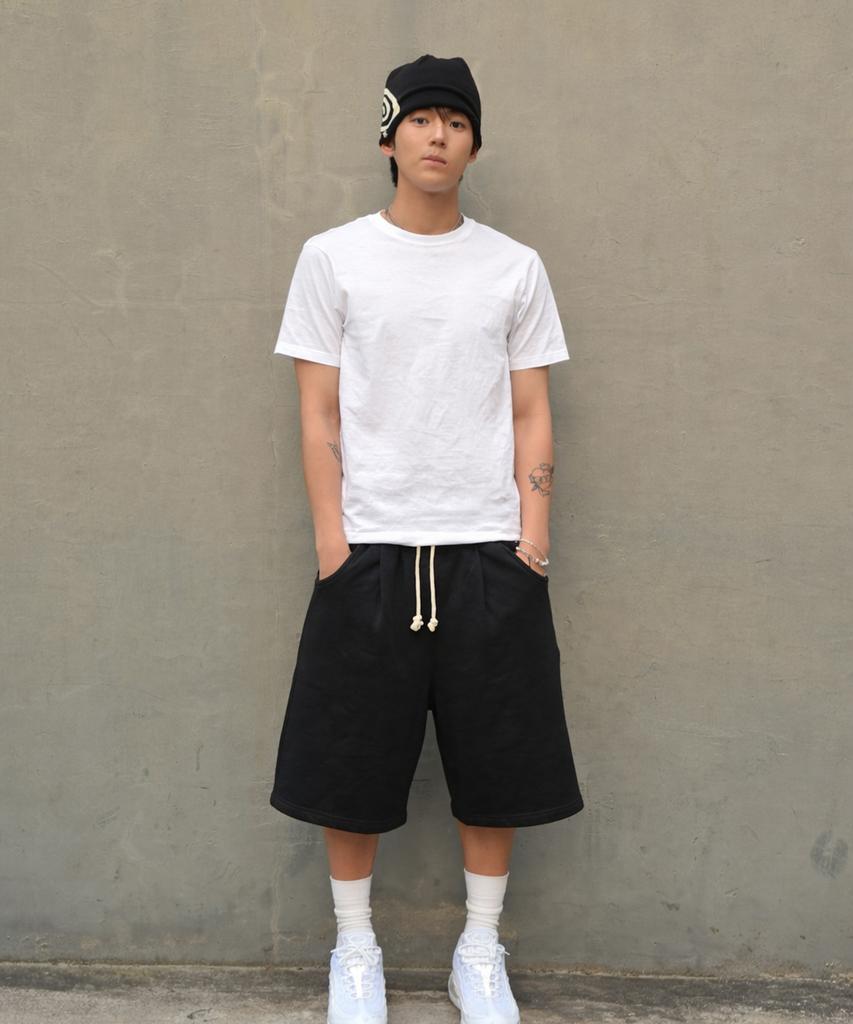 AMOU Molly One Tuck Bermuda Pants Black