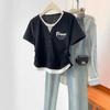 Ein Patchwork-T-Shirt mit Design-Sinn, das wie ein zweiteiliges Oberteil aussieht, mit seitlicher Kordelzug, kurzärmelig, für Damen, ein sommerliches, figurformendes, eng anliegendes kurzes schulterfreies Top