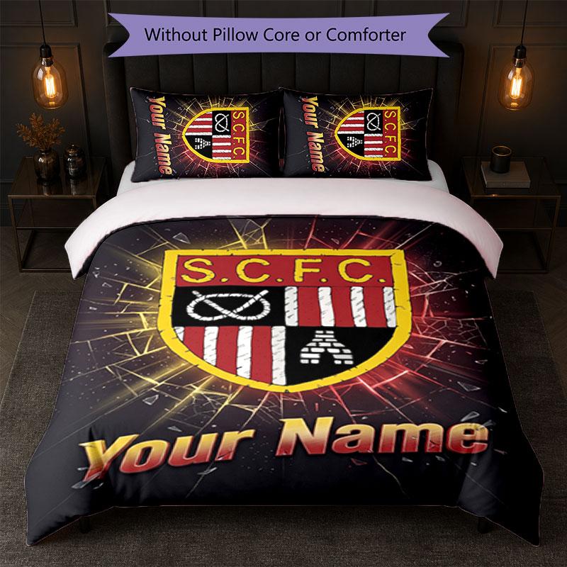 Stoke City FC Set Biancheria da Letto con Nome Testo Personalizzato 1 Copripiumino+2 Federe Logo Calcio Regalo Personalizzato per Occasione Speciale Decorazione Camera da Letto