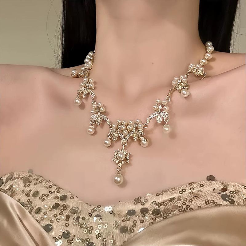 European and American Diamond-encrusted Flower Pearl Necklace Light Luxury Collarbone Chain Temperament Court Style Necklace Women