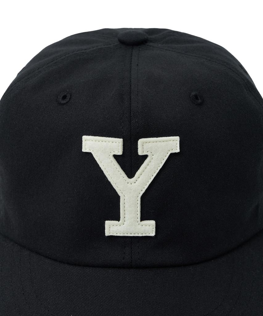 Gorra con Correa de Cuero y Logo Y de YALE_Negra