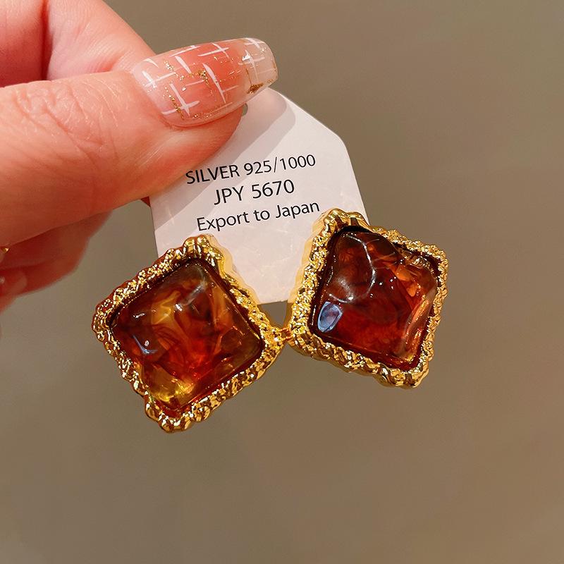 Silver Needle Tiger Eye Earrings - Retro High-End Studs with Niche Versatile Style and Elegant Temperament