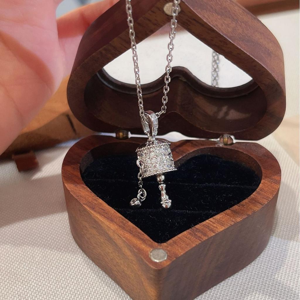 Catena per clavicola a fiore a quattro foglie con tubo dorato Design di nicchia di alta gamma Collana girevole