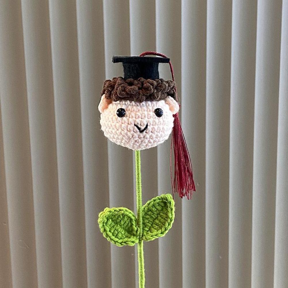 Cartoon Handgemachte Doktorhut Puppe Gewebt DIY Gehäkelte Puppe 34cm Simulierte Blume Abschlusszeit