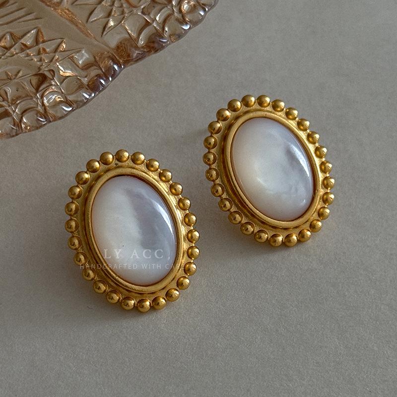 Retro court style bead edge stud earrings oval white fritillary niche design earrings gold and silver two-color light luxury versatile earrings