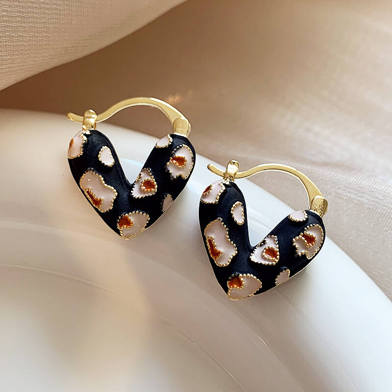 New Vintage Enamel Color Metal Texture Heart Hoop Earrings For Women Trendy Gold Plated Statement Ear Buckle Creative Jewelry