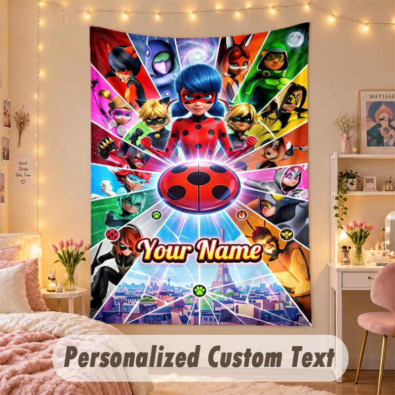 Tapiz Personalizado a Medida, Estampado de Miraculous Ladybug con Texto de Nombre Personalizado, Arte de Pared Colgante para Dormitorio