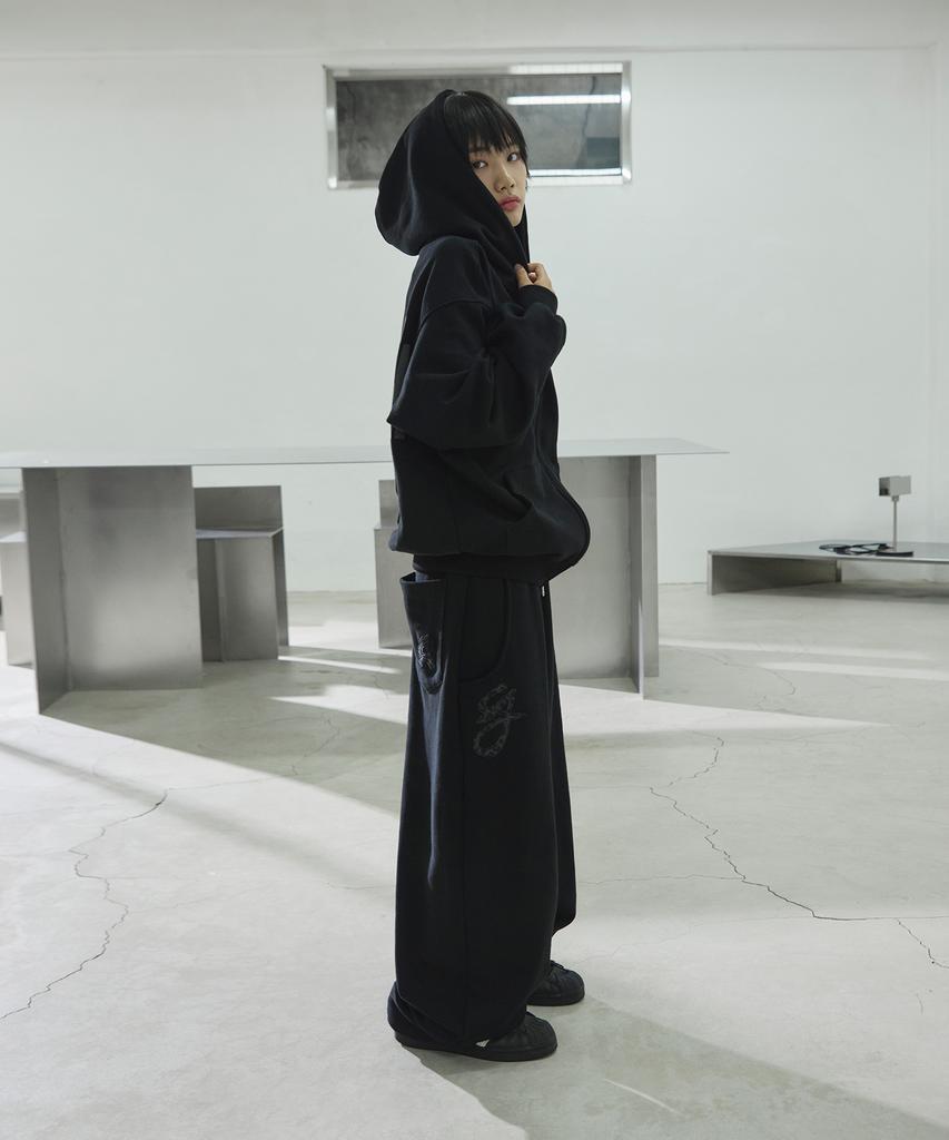 Seulliggeullou Leopard Logo Applique Sweatpants [Black]