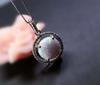 Collier délicat avec pendentif en opale de feu blanche synthétique en argent sterling