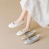A Shallow-mouthed Single-shoe Girl Is Wearing Flat Soft-soled Grandma Shoes On One Foot