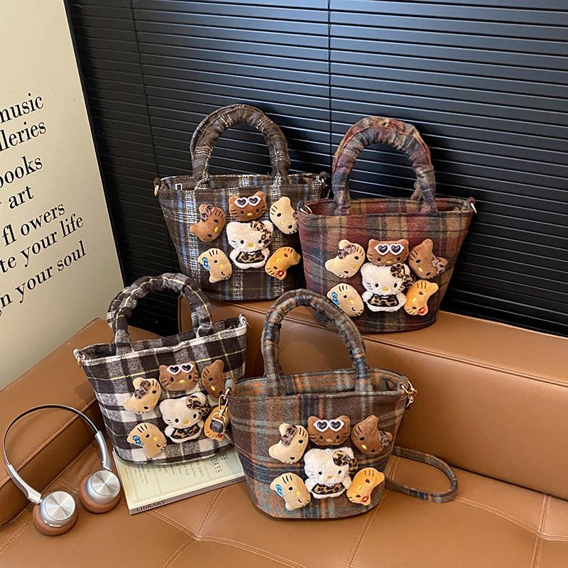 Ladies Tote Bag With Nylon Material And Zipper Closure For Casual Outings