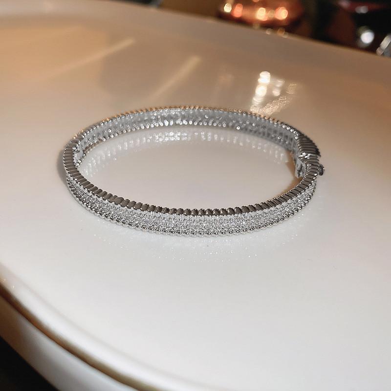 Silver Alloy Zircon Hand Chain With Circular Elements For Stylish Casual Look