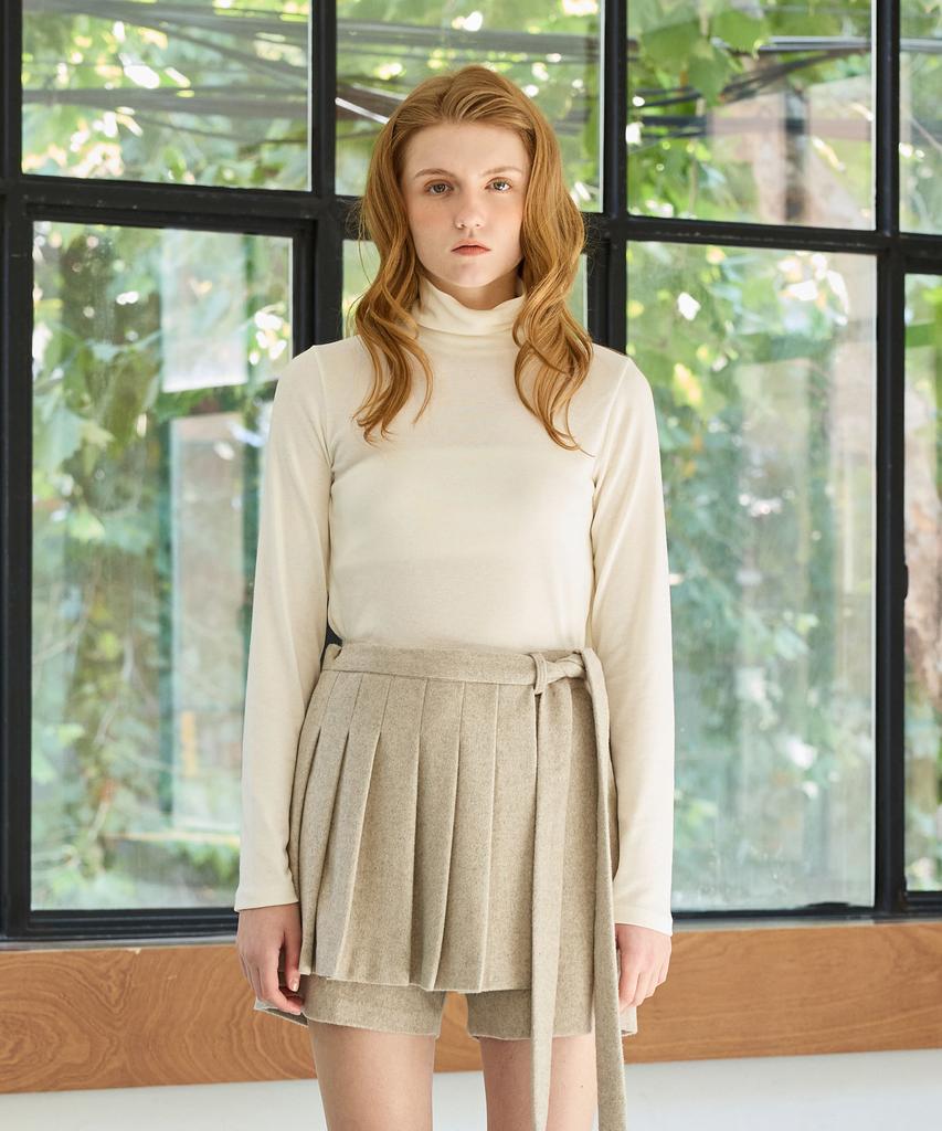 Alikim Classic Wool Turtleneck Top / Ivory