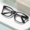 Retro-Brille mit flachen Gläsern und Anti-Blaulicht, transparentem Rahmen und Metallnieten, modisch für Damen und Herren.