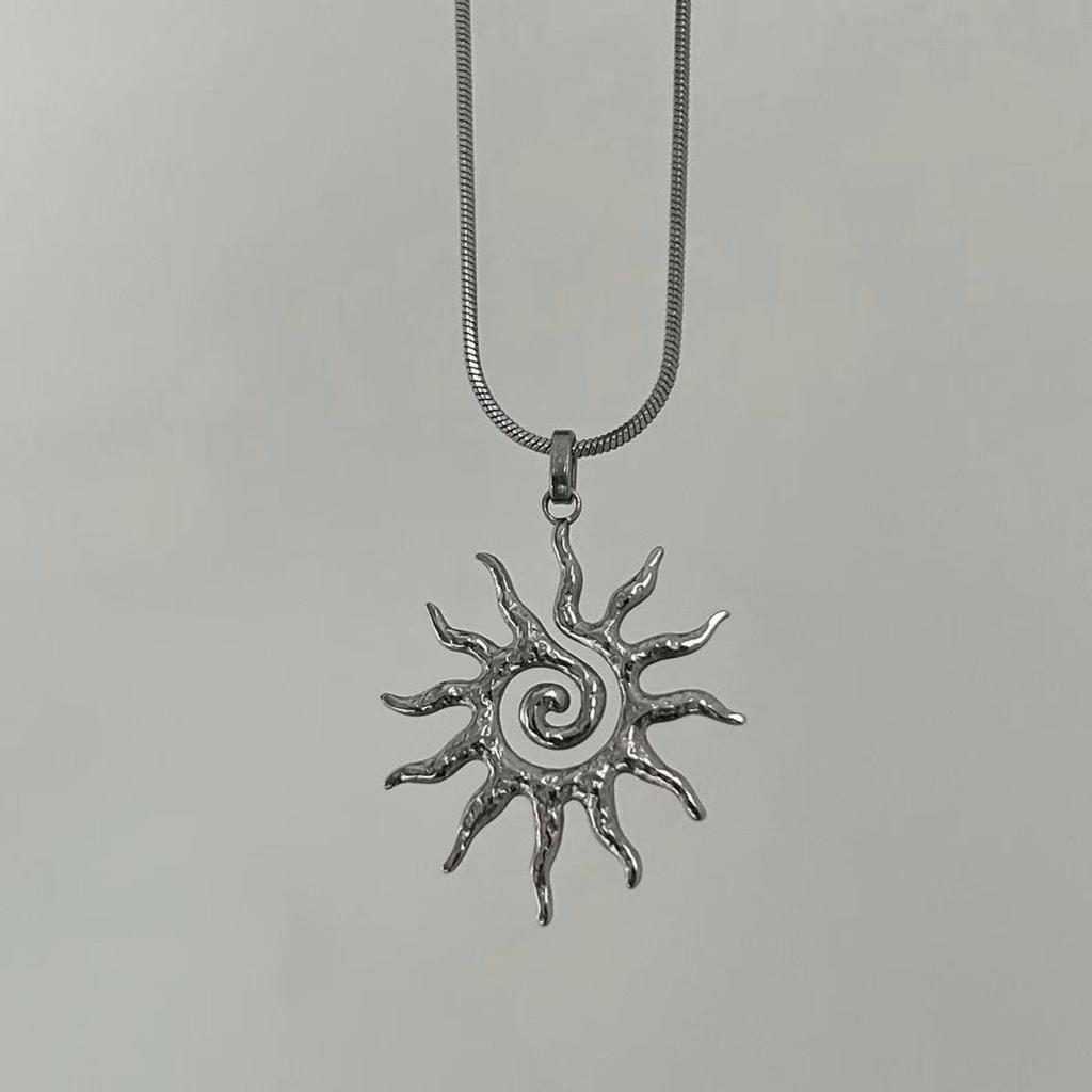 Böhmischer Sonnenanhänger Halskette Mit Edelstahl Schlangenkette Für Damenmode