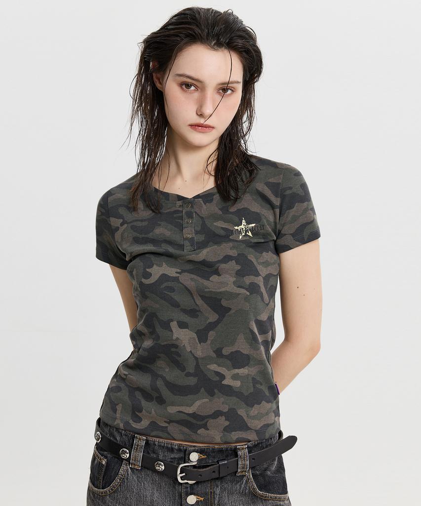 HOODHOOD Stern Logo Camo Henley-Kragen Kurzarm T-Shirt Khaki