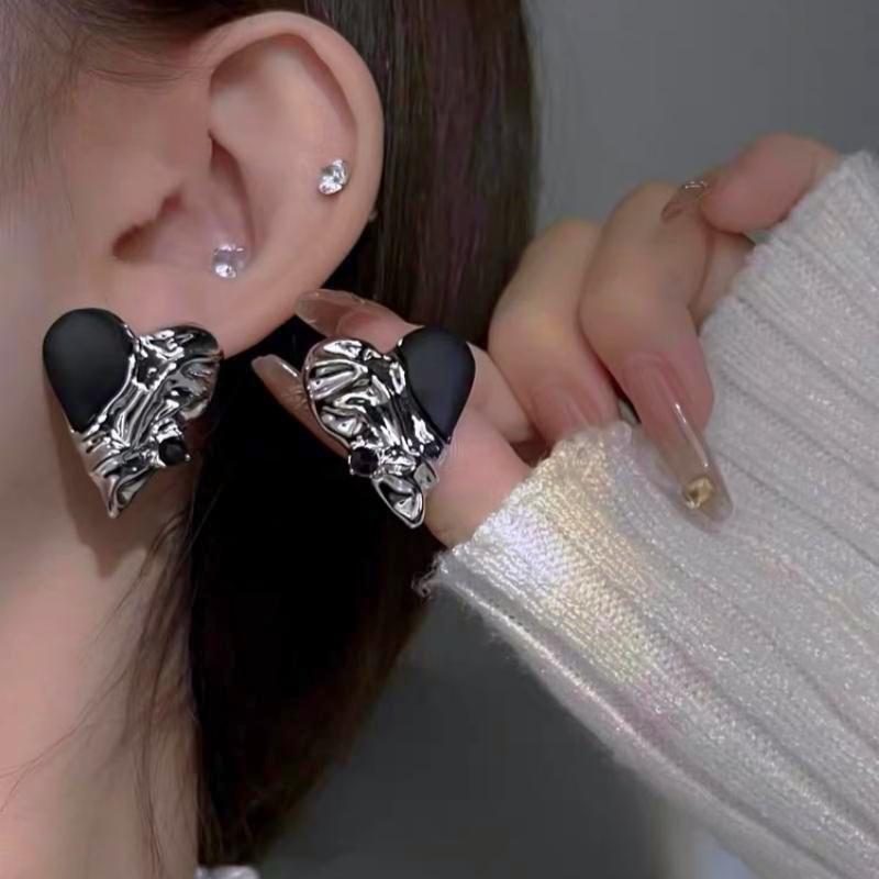 Retro black Xiaoxiangfeng stud earrings women's fashion elegance temperament high-end earrings bow love versatile earrings