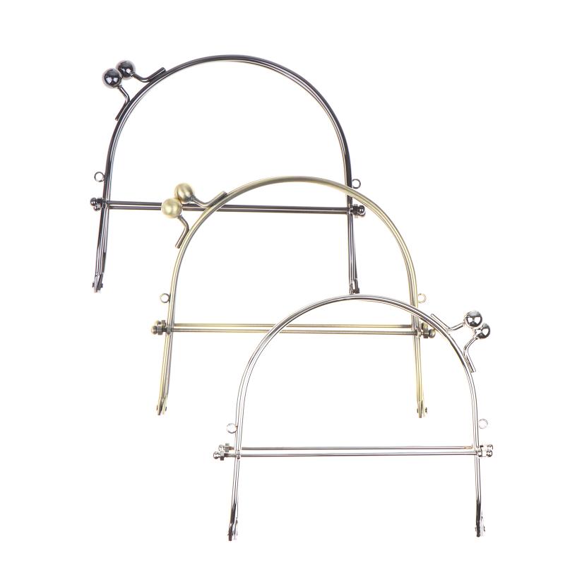 15CM Rankinė-delninukė su metaliniu rėmeliu ir rankenėle, užsegama "Kiss Lock", elegantiškiems susibūrimams