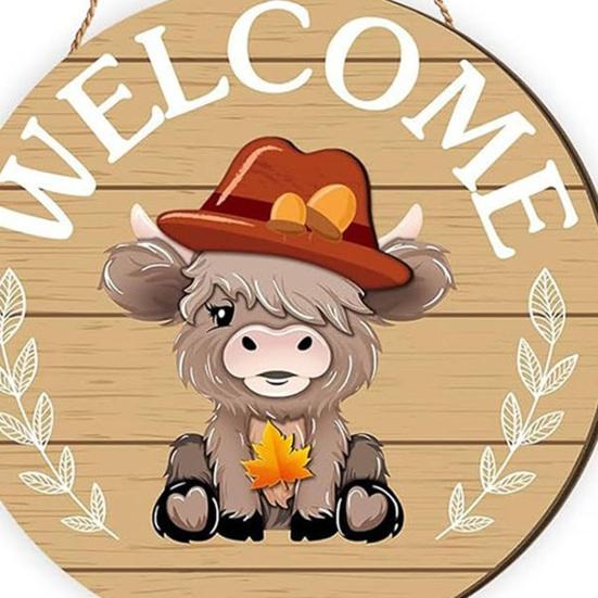 1 Ensemble Panneau de Bienvenue en Bois Interchangeable avec Accessoires de Chapeau Saisonniers Gnomes Vache des Highlands Panneau à Suspendre pour Porte d'Entrée Décoration de Fête Maison Bureau