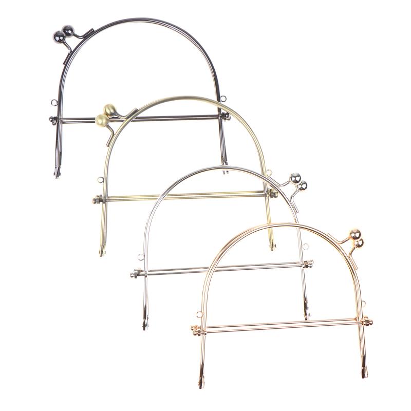 15CM Rankinė-delninukė su metaliniu rėmeliu ir rankenėle, užsegama "Kiss Lock", elegantiškiems susibūrimams