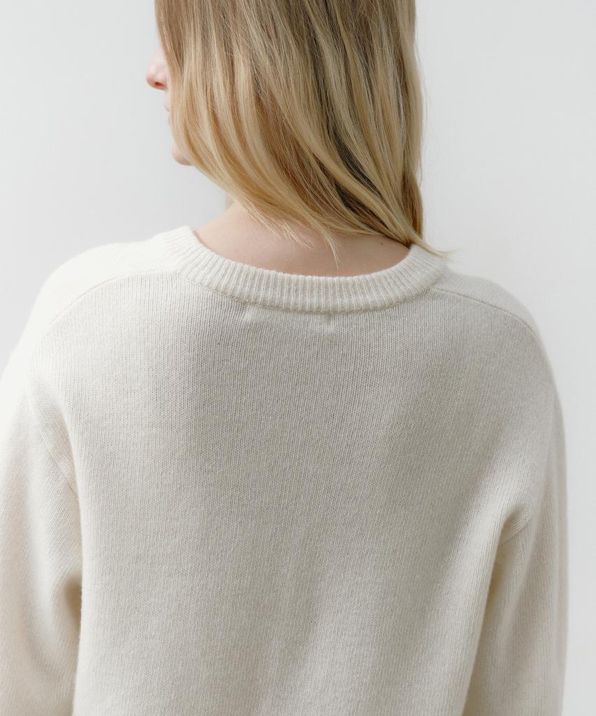 OSTKAKA Essential V-Neck Pullover Ivory