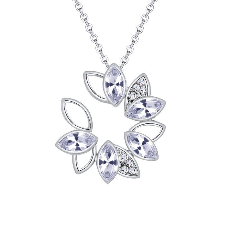Exquisite Ladies Fashion Wreath Rhinestone Necklace Love Pendant For Women Jewelry