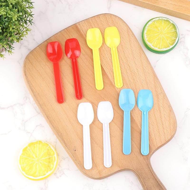 Lot de 50 cuillères à dessert en plastique pour glaces, cuillères familiales, cuillères à soupe en plastique, cuillères de dégustation mignonnes, idéales pour les couverts de fête