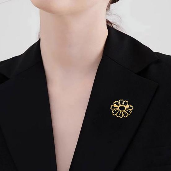 Women Brooch Smooth Surface Hollow Sun Flower Design Lapel Pin Non-Slip Buckle Scarf Badge Clothing Bags Accessories
