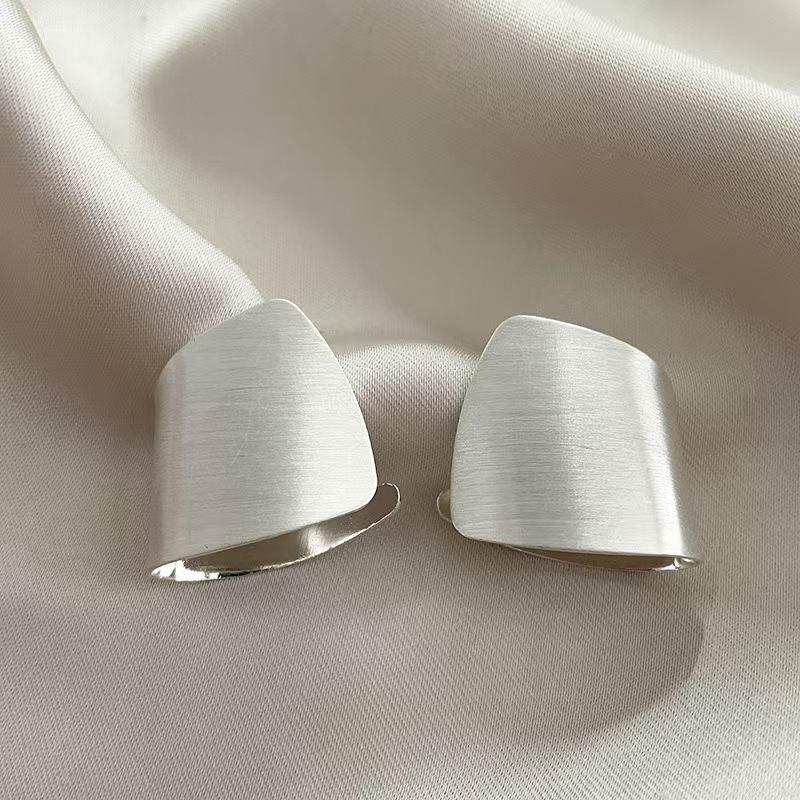 Vintage Brushed Texture Earrings for Women Irregular Geometric Pearl Stud Earrings Fashion Exquisite Banquet Party Jewelry Gifts