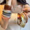 Bracciale rigido in acrilico con motivo marmorizzato irregolare - Un gioiello di tendenza in resina, ampio e squadrato, in stile francese.