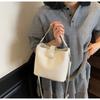 Neue gewebte Bucket Bag, modische Flechtung mit großem Fassungsvermögen, schlichte Kontrastfarbe, Schultertasche, Umhängetasche.