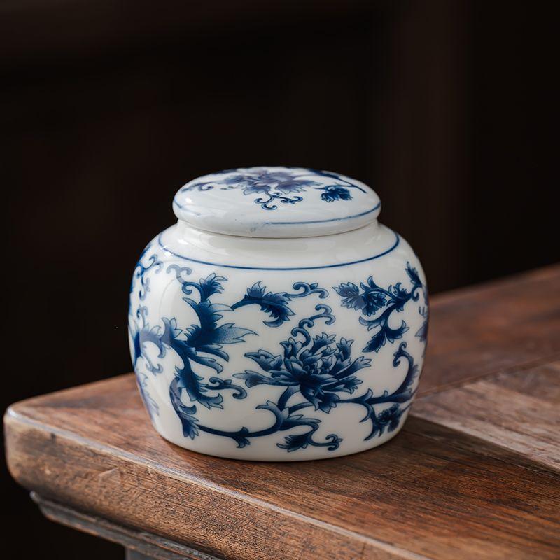 Creative Ceramic Sealed Jar Tea Canister Blue and White Porcelain Entwined Lotus Storage Can Portable Mini Can Crafts Home Decor