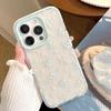 Diese niedliche Handyhülle mit Blumenmuster ist geeignet für iPhone 13, iPhone 15 und iPhone 16 Pro Max.