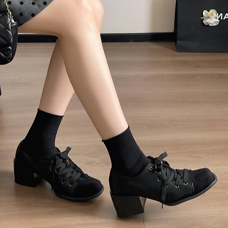 Retro wszechstronne buty damskie na grubym obcasie z głębokim dekoltem w brytyjskim stylu, letnie 2025, nowy model, do spódnicy, wysokiej klasy małe buty
